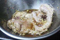 Ướp bao tử heo với 1 muỗng canh muối, 1 muỗng canh nước mắm, 1 muỗng canh nước tương, 2 muỗng canh đường, 1 muỗng cà phê gừng băm, 1 muỗng cà phê tỏi băm, 1 muỗng cà phê hành tím băm, 1 muỗng cà phê tiêu và 2 muỗng cà phê ngũ vị hương trong khoảng 1 tiếng đồng hồ.