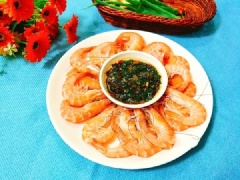 Cho nước vào nồi đun sôi thì cho gừng thái lát, gốc hành trắng, 2 thìa rượu trắng cùng với tôm vào luộc cho vừa chín là tắt bếp. Vớt tôm bày ra đĩa, khi ăn bạn bóc vỏ tôm và chấm cùng sốt mỡ hành rất ngon miệng.