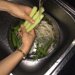 Bạc hà tướt vỏ. Đem tất cả rau củ rửa sạch. Đậu bắp cắt lát chéo.