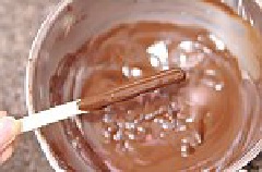 Sau khi chocolate đã tan chảy, đảo đều hỗn hợp và để hơi nguội 1 tý. Nhớ là hỗn hợp chocolate phải đảm bảo được sánh mịn và đặc quánh.
