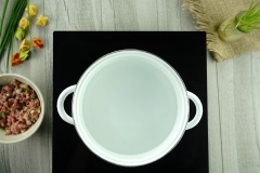 Bắt nồi nước khác lên bếp, cho vào nồi 700ml nước. Cho vào nồi 1 ít ngò rí băm, 1 muỗng canh đầu hành trắng. Nêm vào 1 muỗng cafe hạt nêm, đun sôi.