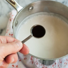 Cho 1/2 muỗng cà phê vani, 1 muỗng cà phê chocolate vào, khuấy đều lên.