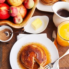 Cuối cùng, trộn đều bột quế, đường với nhau, rắc lên bánh là có thể thưởng thức. Để tăng hương vị, bạn có thể cho 40ml nước ép táo còn lại lên bánh nhé!
