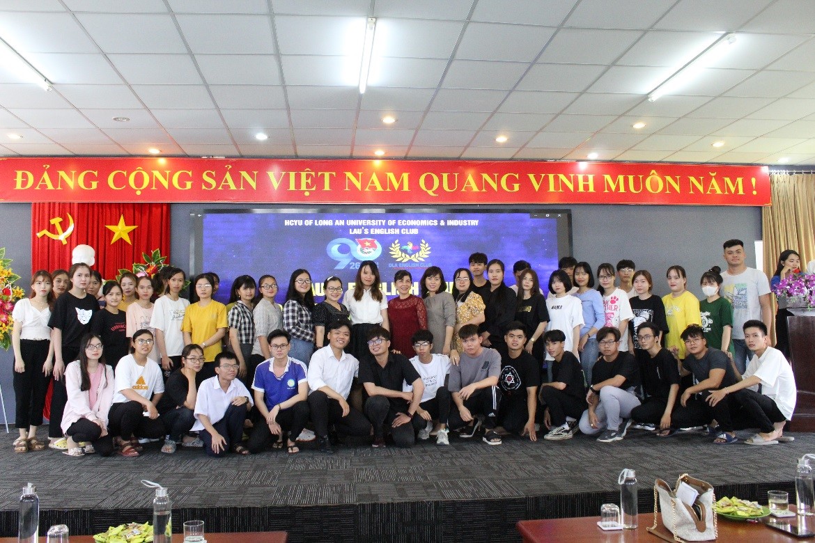 Ảnh lưu niệm cùng các thành viên CLB tiếng Anh DLA - LAU’s English Club 