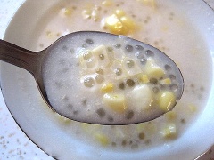 Múc chè ra chén và thưởng thức.