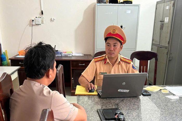 CSGT Đắk Lắk xử lý tài xế xe tải vượt ẩu, đối đầu ô tô con trên đường Đông Trường Sơn - Báo Xây Dựng