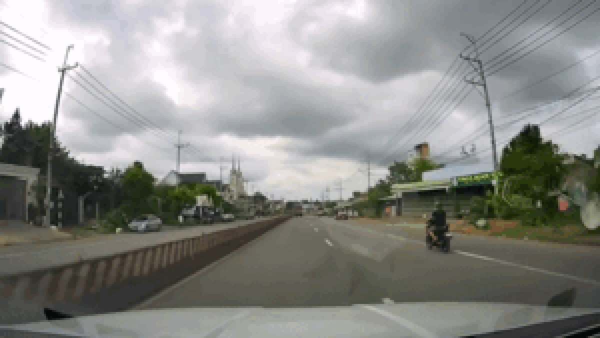 Thanh niên 'thích thể hiện' khi lái xe máy, camera hành trình ghi lại diễn biến bất ngờ tiếp đó - Tạp chí SaoStar