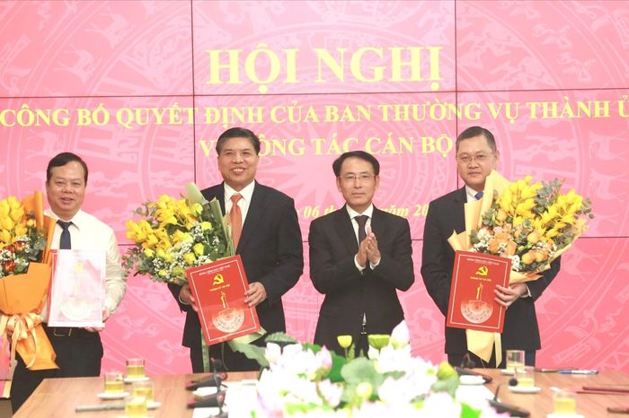 Thành ủy Hà Nội công bố quyết định về công tác cán bộ - Đài Phát thanh và truyền hình Hà Nội