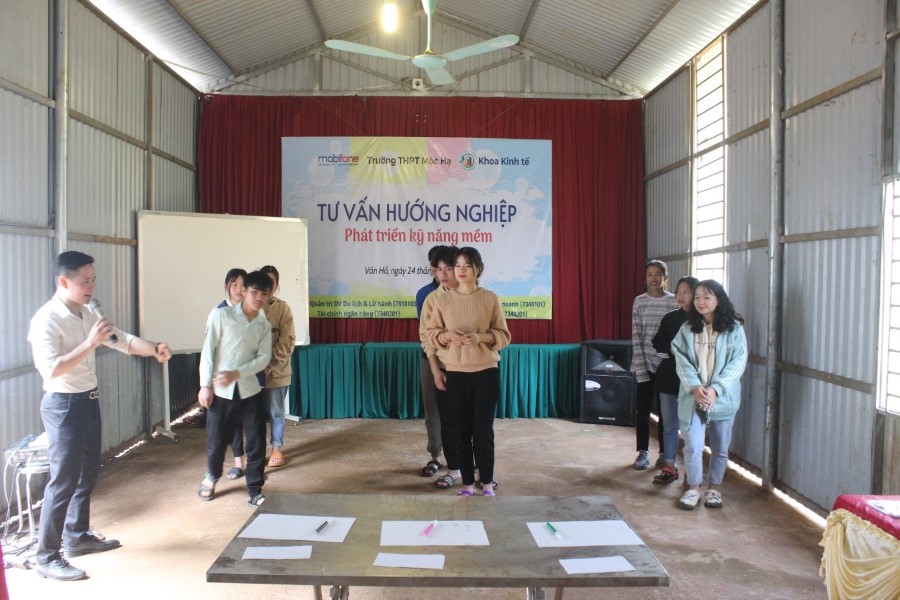 Bộ môn Quản trị kinh doanh, Khoa Kinh tế tổ chức tư vấn hướng nghiệp và phát triển kỹ năng mềm cho học sinh tại Trường THPT Mộc Hạ, huyện Vân Hồ, tỉnh Sơn La