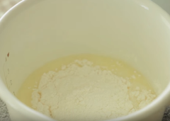 Làm vỏ bánh bánh Cookie Choux: 30gr bơ lạt, 30ml nước, 30ml sữa và 1/2 muỗng cà phê muối, rồi bắc lửa nấu cho tan hỗn hợp thì tắt bếp. Tiếp tục cho vào 40gr bột mì rồi trộn đều đến khi hỗn hợp thành khối đồng nhất, bắc lửa một lần nữa, đảo đều hỗn hợp trên đến khi hỗn hợp trên ngả sang màu vàng nghệ thì tắt lửa. Đánh quả trứng gà đã chuẩn bị vào một chén sạch khác. Sau đó từ từ cho trứng gà vào hỗn hợp rồi trộn đều đến khi hỗn hợp sền sệt như hình cuối (tránh hỗn hợp không đồng nhất).