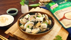 Khi ăn gắp nghêu ra tô, rắc thêm tí hành lá rồi múc canh vào. Tô canh đầy đủ thịt nghêu và nấm dai dai, đậu hũ non mịn màng, rong biển với mùi thơm đặc trưng, tất cả kết hợp lại trong một tô canh bổ dưỡng. Nước canh ngọt thanh vừa đủ, ăn ngon nhất khi còn nóng cùng với cơm trắng bạn nhé!