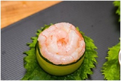 Uốn cong tôm và xếp lần lượt lên trên cơm trông sẽ như bông hoa. Với trứng tôm, chỉ cần xúc một ít đặt lên trên cơm là được.