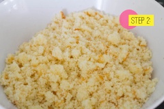 Bánh bông lan mua về đánh tơi cho đến khi bánh vụn hết. Sau đó cho 1 muỗng canh kem whipping vào trộn đều với vụn bánh.