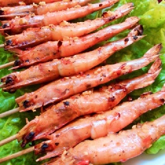 Bày tôm ra đĩa trí với rau xà lách hoặc với cà chua rồi thưởng thức nóng! Như vậy là chúng ta đã hoàn thành xong món tôm nướng muối ớt.