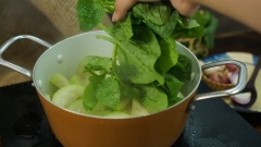 Nêm nếm gia vị nồi trứng cút lộn với 1 muỗng canh hạt nêm. Khuấy đều lên rồi cho bầu vào, đậy nắp lại um trứng cút lộn và bầu khoảng 3 phút. Thêm rau mồng tơi vào sau cùng kèm 1 muỗng canh dầu ăn để giúp giữ được màu sắc của rau. Đậy nắp và tiếp tục um thêm 2 phút nữa là món ăn đã sẵn sàng dọn ra thưởng thức rồi.