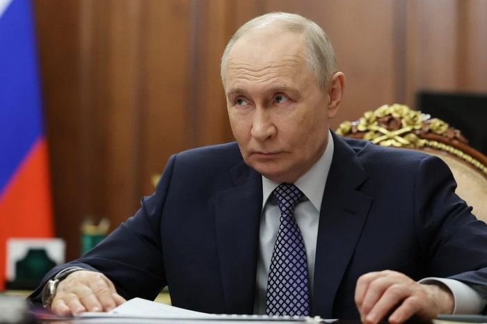 Tổng thống Nga Putin tuyên bố ngừng bắn 32 giờ ở Ukraine - Báo Tri thức &amp; Cuộc sống