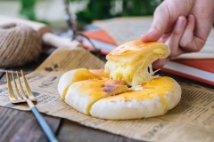 Cho bánh phô mai sầu riêng ra khỏi lò nướng đợi bánh hơi nguội một xíu là có thể cắt nhỏ bánh và thưởng thức ngay cho nóng nhé. Vỏ bánh dai ngon, nhân phô mai sầu riêng tan chảy, vị ngọt béo và thơm rất đặc trưng. Hứa hẹn sẽ là món ăn vặt gây sốt sình sịch cho các bạn yêu thích món bánh ngọt.