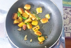 Tiếp tục thêm bơ, tỏi băm nhuyễn cùng lá chanh cắt miếng nhỏ vào chảo gnocchi bí đỏ, thêm vào chút muối, tiêu. Tỏi vừa vàng gnocchi tỏa hương thơm là có thể thưởng thức.