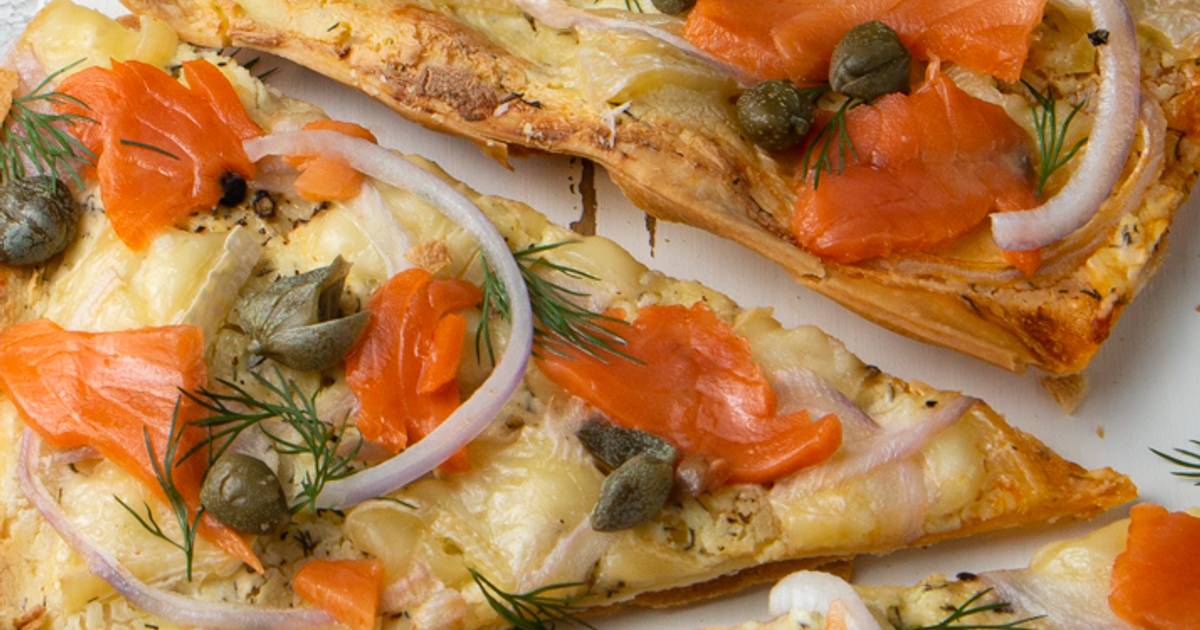 Pizza Mỏng Giòn nhân Cá Hồi Xông Khói - Smoked Salmon Flatbread Pizza