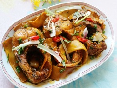 Cho cá kho măng ra đĩa dùng với cơm nóng. Cách làm cá kho măng đậm đà với thịt cá măng bùi thơm, ngấm đều gia vị cùng măng chua chua, giòn sần sật thật là hấp dẫn. Có cách làm cá kho măng đậm đà này rồi gia đình sẽ hơi bị "hao cơm" đấy nhé.