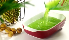 Cách làm thạch rau câu lá dứa: Xay 1 ít lá dứa với 200 ml nước lọc, rồi lọc qua rây lấy phần nước lá dứa. Bắc một nồi nhỏ lên bếp, cho vào nồi 300ml nước, nấu sôi rồi cho vào 200gr đường và 10gr bột rau câu dẻo, khuấy tan. Tiếp tục cho vào 200ml nước lá dứa để tạo màu rồi khuấy đều. Cho hỗn hợp ra khuôn, để nguội rồi cho vào ngăn mát tủ lạnh khoảng 1 tiếng đến khi đông. Sau đó lấy thạch rau câu ra cắt thành những miếng vuông đẹp mắt.