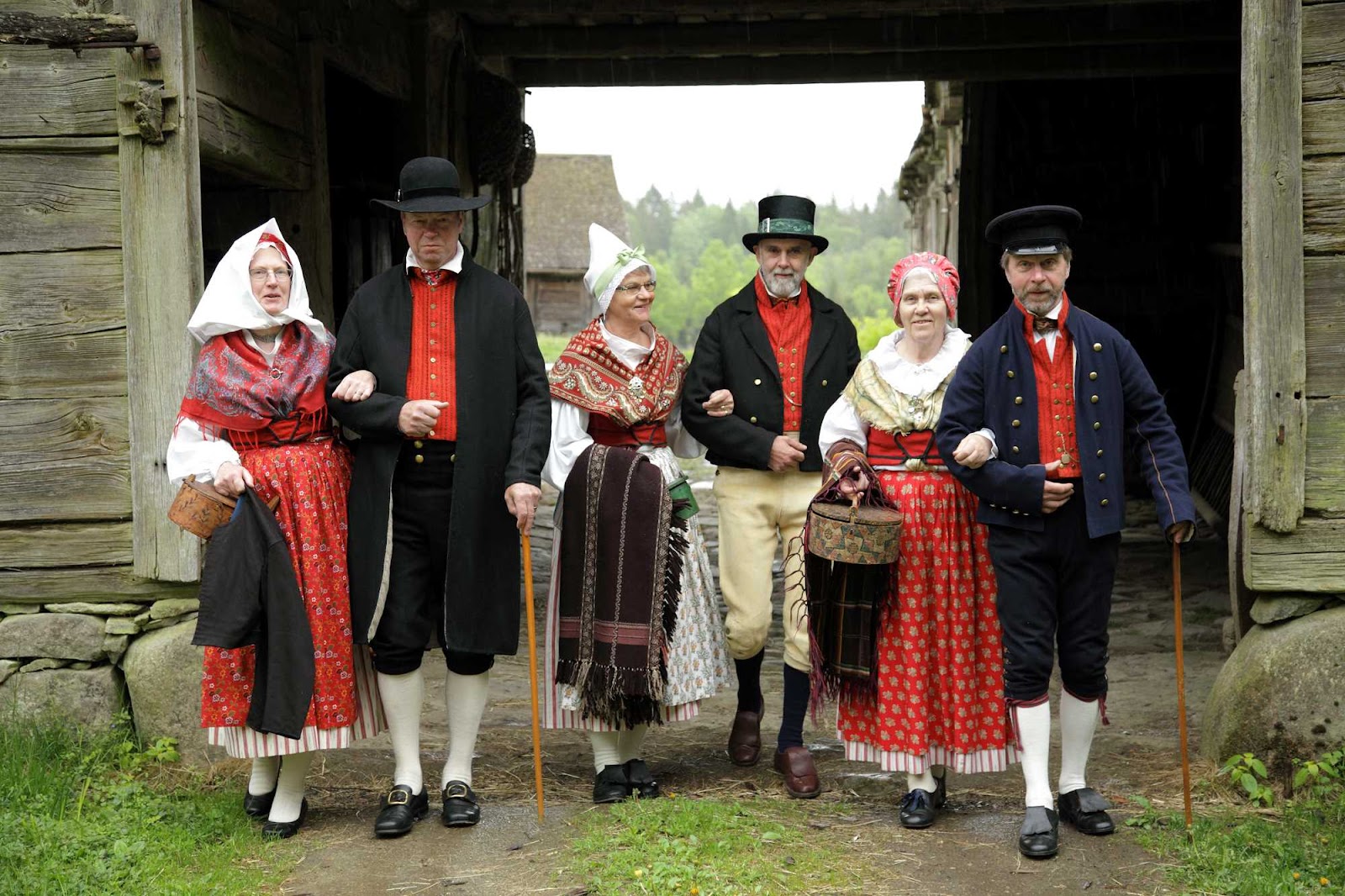 Klara för kyrkfärd med äskor och spanskrör, ytterplagg, schalar och huvudduk för utomhusbruk.
            Sunnerbo härad, Dädesjö socken, Uppvidinge härad.