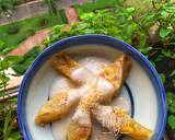 Khi ăn cắt thành miếng nhỏ và chan nước cốt dừa, rắc mè rang.