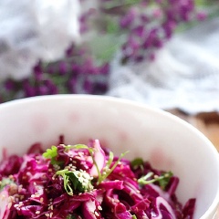 Salad bắp cải tím đơn giản mà ngon. Đặc biệt bắp cải tím được ví như thần dược cho đôi mắt sáng và khỏe. Bên cạnh đó, ăn bắp cải tím còn tốt cho tim mạch, chống ung thư hiệu quả, ... Chống oxy hóa da, giảm cân nhanh chóng. Thích hợp cho các chị em có kế hoạch ăn kiêng lâu dài.