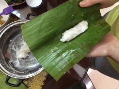 Phết chút dầu ăn lên mặt lá chuối, dứt 1 phần bột lọc, dùng tay dàn đều ra thành hình gần như là chữ nhật. Mỗi bánh đặt 1 tôm và 1 thịt (nếu miếng thịt to thì nên cắt nhỏ ra). Nắm 2 mép lá chuối trong lòng bàn tay để cuộn phần nhân lại. Cuối cùng gói lá chuối thành hình bánh.