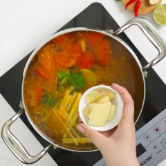 Sau đó, cho 2 lít nước lọc, 5 gram lá chanh vò sơ, 2 cây sả cây đập dập, 4 lát gừng, 4 lát riềng vào nồi rồi nấu sôi. Tiếp đến, nêm 1 muỗng canh đường, 1/2 muỗng canh muối, 2 muỗng canh nước mắm, 1 muỗng canh hạt nêm, khuấy đều, nêm nếm lại cho vừa ăn.