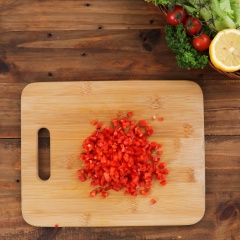 Đầu tiên, 100gr hành tây, 100gr ớt chuông đỏ xắt thành hạt lựu nhỏ. Cho vào chảo 1 muỗng canh dầu olive, 5gr bơ, đun cho chảy bơ, cho tiếp hành tây, ớt chuông vào xào 3 phút thì tắt bếp để nguội.