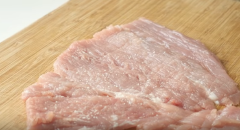 Sau đó trải miếng thịt cutlet ra thớt. Rải theo thứ tự 1 ít muối, tiêu và bột mì lên mặt thịt. Sau đó đặt lá tía tô lên mặt bột vừa phủ, tiếp theo cho khoảng 1 muỗng canh khoai lang đã bằm nhuyễn lên mặt lá cùng với phô mai sợi. Rồi cuộn chặt lại, làm như vậy cho 2 miếng thịt còn lại.
