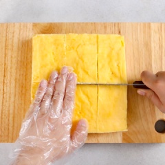 Phết dầu ăn hoặc lót giấy nến vào khuôn, cho sốt vào, dàn đều, để thật nguội rồi cho vào ngăn mát tủ lạnh 2-3 tiếng. Sau 2-3 tiếng, lấy bánh ra khỏi khuôn và cắt thành những miếng vừa ăn.