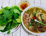 Cho sườn bò vô nồi hầm với hơn 3 lít nước, lúc sôi thì vớt sạch bọt,hầm chừng 20 phút thì cho 3 củ hành tím cắt lát, hành tây cắt múi cau, 2 muỗng cà phê đường, 3 muỗng cà phê nước mắm, 1 muối cà phê hạt nêm cho sả đập dập,pha mắm ruốc với xíu nước cho vô luôn.Nạm bò thì phi thơm dầu hành rồi xào săn rồi cho vô nồi hầm sườn bò luôn. Nêm nếm cho vừa ăn. Rau sống rửa sạch, trụng bún cho ra tô, nhúng thịt tái vô nước dùng, rồi chan lên bún, thêm hành ngò cho thơm.