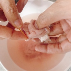 Chuẩn bị đầy đủ nguyên liệu: Óc heo pha 1 muỗng cà phê muối với 1 chén nước, dùng cây tăm lấy hết mạch máu trên óc heo, rồi rửa sạch.