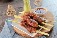 Nem bò nướng sả thành phẩm thơm ngon. Bò nướng sả với vị ngọt của thịt bò, mùi thơm của sả, ăn kèm tương ớt sẽ khiến bạn ăn mãi không dừng. Các bạn nhớ ghi lại cách làm nem bò nướng sả để rảnh rỗi hoặc dịp cuối tuần làm thử món này để đãi gia đình nhỏ yêu thương của mình nhé.