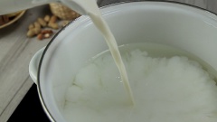 Nấu 500ml nước với 200ml sữa tươi, 50ml sữa đặc, 70gr đường nâu và đậu phộng vừa xay, bạn khuấy đều ở lửa nhỏ cho sữa hòa quyện khoảng 20 phút rồi tắt bếp. Cuối cùng rây sữa lại cho mịn và bắt đầu thưởng thức thôi nào.