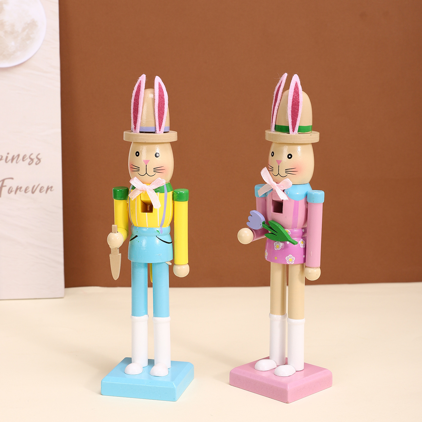 Dekorative Holz-Nussknacker-Figur mit Hasenohren