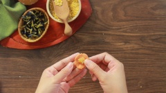 Bánh trôi: Nặn từng viên bột nặng khoảng 10gr, sau đó cho viên đường thốt nốt khoảng 3gr vào giữa. Dùng tay miết và bao tròn kín viên nhân thành bánh hình tròn. Bánh chay: Tương tự, cho viên nhân đậu xanh vào giữa viên bột nặng 20gr, dùng tay vê tròn bánh.