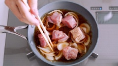 Đánh trứng tan nhưng không quá kĩ, vẫn để còn lòng đỏ và lòng trắng. Bắc chảo nóng rồi cho nước dùng dashi, rượu sake, nước tương, đường, hành tây vào đến khi sôi. Chi tiếp gà vào rim khoảng 7~10phút cho gà chín.