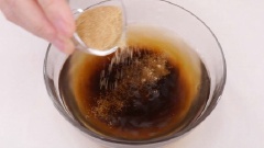 Trong chén nhỏ, trộn đều 1/2 chỗ nước ngâm nấm và tôm với dầu hào, nước tương, 1/2 đường nâu.