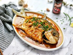 Bày trí cá chim om chua ngọt: Xếp cá chim ra đĩa dài, dội hỗn hợp sốt chua ngọt lên trên là có thể dọn ra mâm cơm phục vụ cho cả nhà rồi nhé. Thịt cá chim chiên chín bùi béo, ngấm gia vị chua cay, mặn ngọt thật đậm đà, chắc chắn sẽ trở thành món ăn hút cơm cho cả nhà đấy.