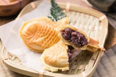 Nướng bánh khoảng 30 giây thì lật bánh lại nướng tiếp 1 phút. Sau đó, tiếp tục lật bánh nướng khoảng 30 giây và tiếp tục quá trình này cho đến khi hai mặt bánh vàng đều. Bánh chín gắp ra ngoài khay, để nguội và thưởng thức thôi. Làm bánh cá thật dễ phải không nào, rảnh rỗi nhất định bạn phải thử đó.