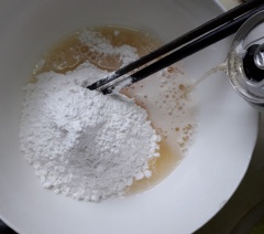 Cho 200 gram bột bánh xèo vào bát to. Thêm 300ml bia khuấy đều tay