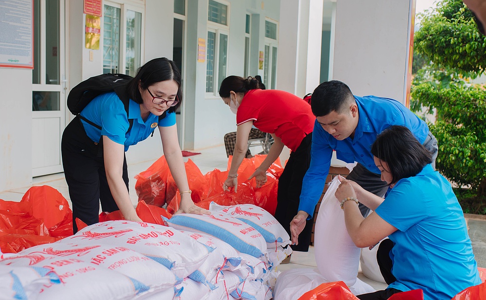 Trường Đại học Tây Bắc trao quà ủng hộ nhân dân xã Huổi Một, tỉnh Sơn La khắc phục thiệt hại sau mưa lũ