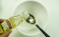 Pha nước trộn: Hòa tan 3 muỗng canh giấm, 1 muỗng canh đường trắng, 1/2 muỗng cà phê muối, 30ml dầu olive trong 1 cái chén nhỏ, khuấy đều cho hỗn hợp hòa tan hoàn toàn.