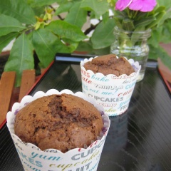 Bánh muffin cà phê chocolate có thể dùng làm món tráng miệng, làm món điểm tâm hoặc ăn xế đều thích hợp. Cách làm lại đơn giản, không đòi hỏi nhiều kỹ thuật. thậm chí cũng không cần phải dùng tới máy đánh trứng. Bánh mềm, xốp thơm hương café, khi ăn cảm giác dẻo mịn, đậm đà. Mách nhỏ: để dễ chia bột vào khuôn trước khi nướng bạn nên sử dụng dụng cụ múc kem nhé!