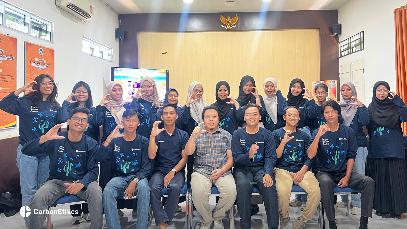 Group photo with the participants of the Seagrass Education Academy and the CarbonEthics team