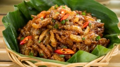 Dọn cá cơm chiên giòn sốt me ra dĩa thưởng thức ngay với cơm nóng hoặc ăn kèm rau xà lách, cà chua, dưa leo sẽ giúp bữa ăn thêm nhiều dinh dưỡng.