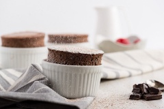 Bỏ bánh ra khỏi lò. Rắc bột sắn hoặc đường dừa lên trên để trang trí. Rưới chocolate trắng tan chảy lên trên bánh để trang trí (nếu thích).